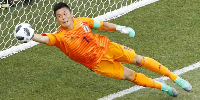 Thủ môn người Nhật Bản Eiji Kawashima.